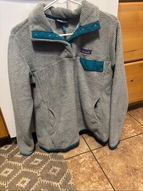 Patagonia Light Gray Fleece Pullover with Teal Accents